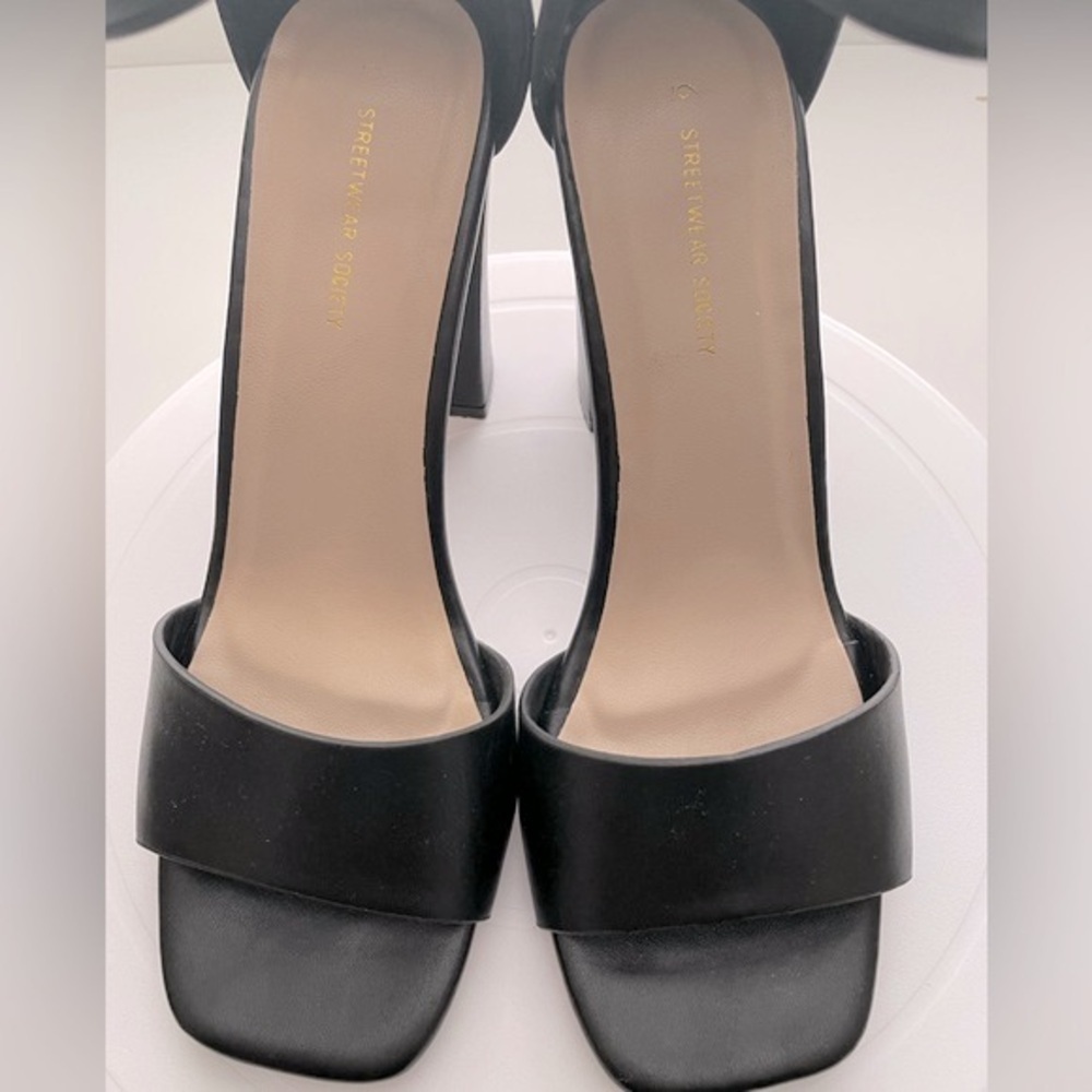 Black Heels - Picture 8 of 9